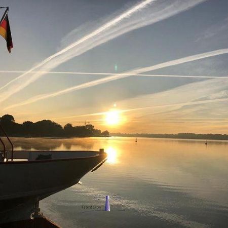 Hausboot Fjord Ankerplatz Mit Biosauna In Schleswig Exterior photo